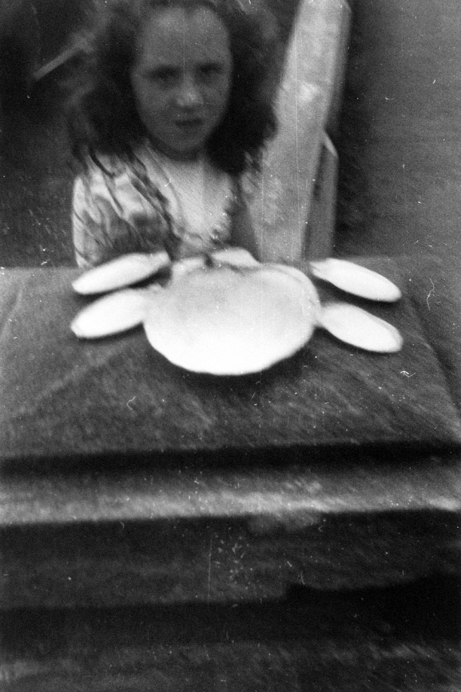Girl with seashells, 1953, ph. Sid Grossman
