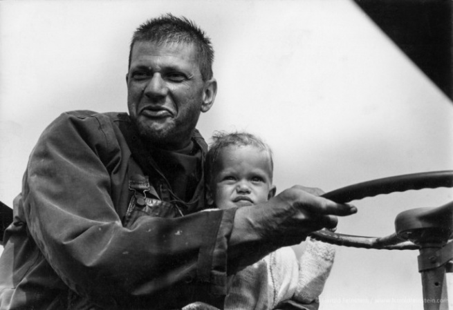 Da sinistra: Sid Grossman e il figlio Adam sul trattore; Sid Grossman stringe tra le braccia il figlio Adam, Provincetown, 1955, ph. Harold Feinstein