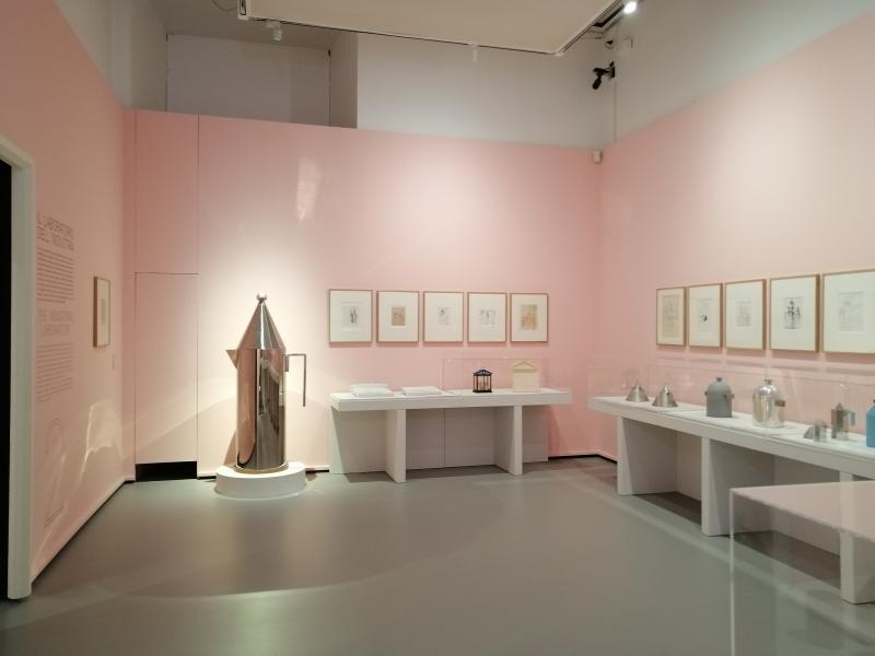 Una delle sale della mostra milanese, dedicata alle caffettiere progettate da Aldo Rossi