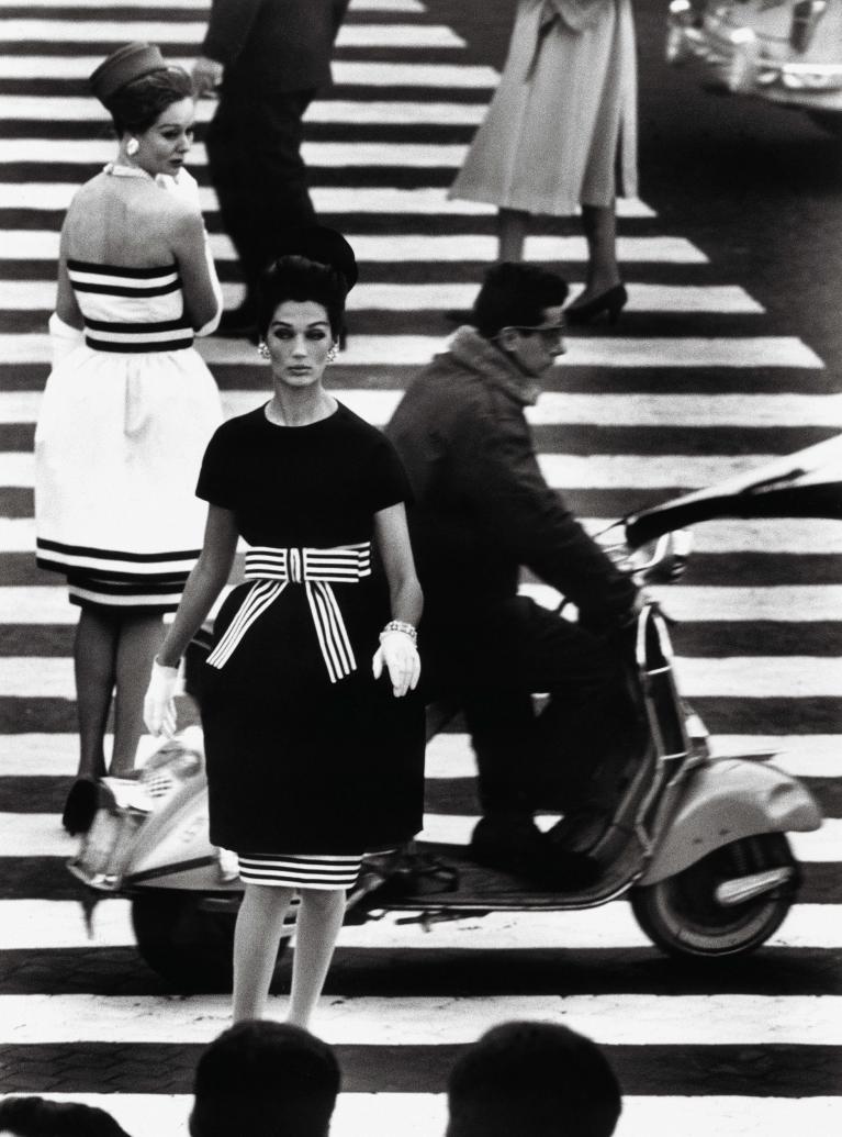 William Klein, Nina, piazza di Spagna, Roma 1960 (dalla sezione Moda), © William Klein