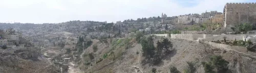 La Valle del Kedròn: tombe lussuose e umili, ebraiche e arabe. Fino all’orizzonte.