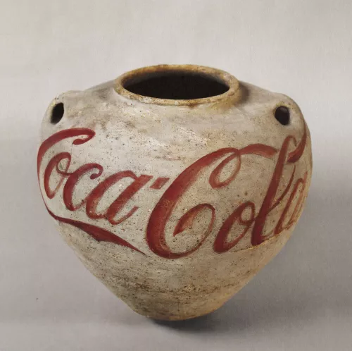 Han Dinasty Urn with Coca-Cola logo, 1994. In alto: Study of Perspective 01 (1995-2003); Dropping a Han Dinasty Urn 01, 02, 03 (1995).
