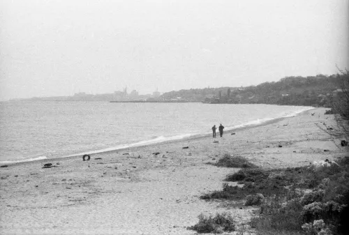 73° giorno dell’invasione, Due soldati pattugliano la spiaggia.