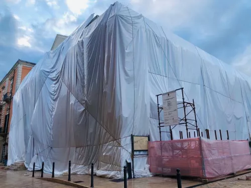 Il teatro di Bisceglie impacchettato.