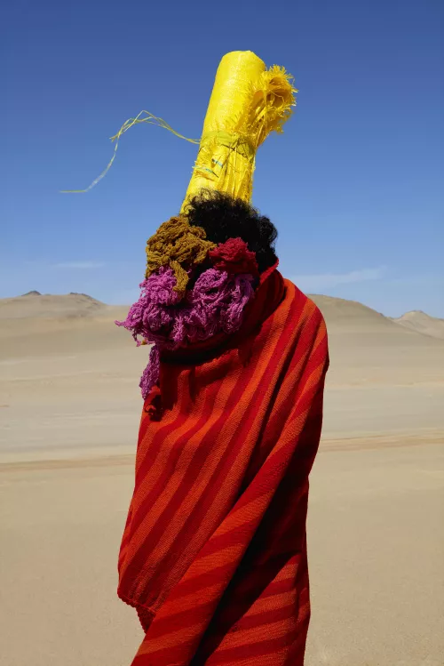 Lorenzo Vitturi, Manta, Cochinilla Dyed Yarn, Polypropylene Sack, Body in Paracas, 2019, stampa a pigmenti © Lorenzo Vitturi.