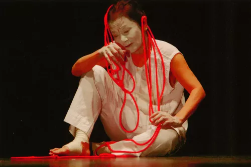 Da Un’altra repubblica. In un assolo Nakajima gioca su una musica allegra con un lungo cordone rosso. Sembrava schiudersi sulla scena la vita di una donna dall’infanzia fino alla sua età crepuscolare