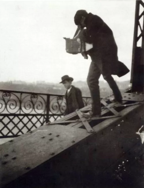 Anonimo, Alfred Stieglitz Photographing on a Bridge, stampa alla gelatina d’argento, 1905 circa, New York, Metropolitan Museum of Art