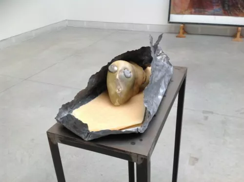 Marisa Merz, Testa, 1984–95 Argilla cruda, cera, stagno, piombo, metallo, base in ferro