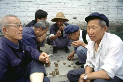 Cina 1990. Partita a scacchi su un marciapiede di Datong. Fotografia di Bruno Botta.
