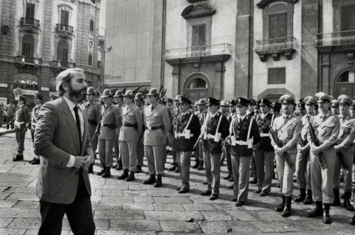 Letizia Battaglia, Giovanni Falcone al funerale di Carlo Alberto Dalla Chiesa, Prefetto di Palermo, Palermo 1982, in Letizia Battaglia, Passione, giustizia, libertà. Fotografie dalla Sicilia.