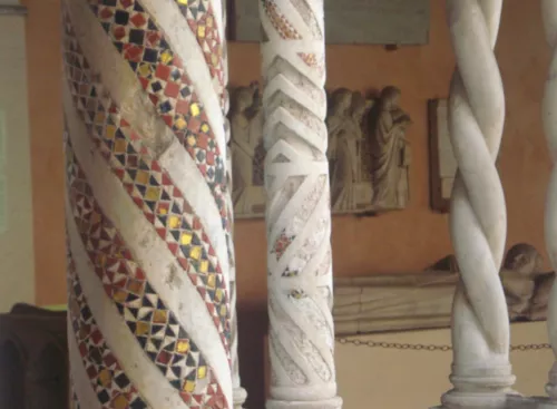 Chiostro di San Giovanni in Laterano, dettaglio di colonnine cosmatesche; sullo sfondo il monumento Annibaldi