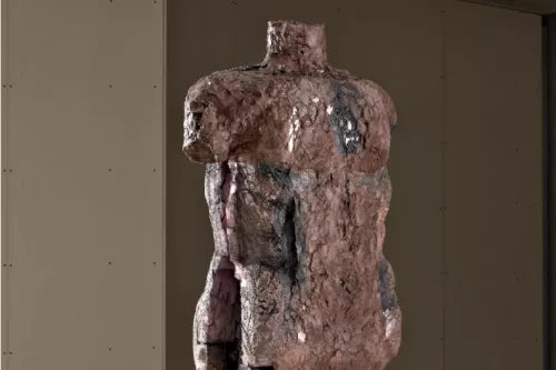 Huma Bhabha, Degraded, 2006, legno, polistirolo, argilla, rete metallica, colore acrilico.