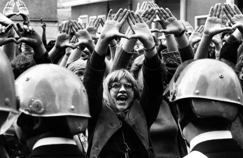 Paola Agosti, Roma, aprile 1977. Manifestazione femminista davanti al Tribunale © Paola Agosti.
