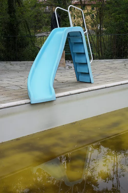 Jessica Backhaus, slide, 2014, da six degrees of freedom, Kehrer Verlag Heidelberg Berlin, 2015, p. 9.