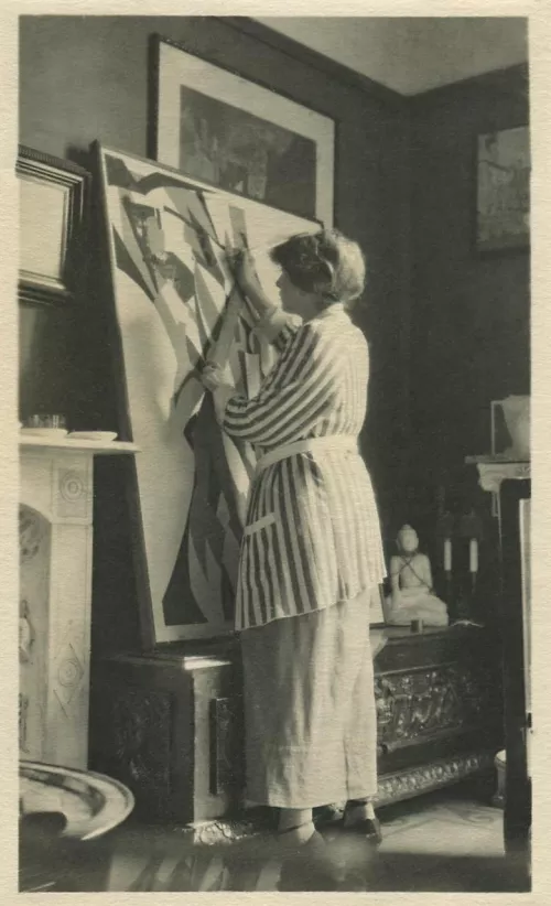 Rosa Rosà dipinge il quadro Bandiere, 1919, Fondazione Echaurren Salaris.