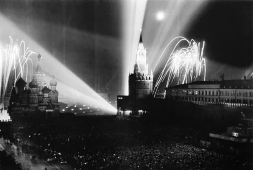 Fuochi d’artificio a Mosca, 9 maggio 1945, ph. Dmitrij Balter’mants,