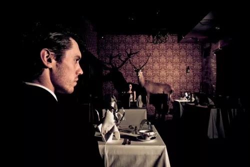 Immagine dal teatro partecipato della compagnia Punchdrunk, dello spettacolo Sleep no more