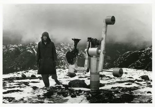 Michael Snow con la macchina progettata da Pierre Abeloos.