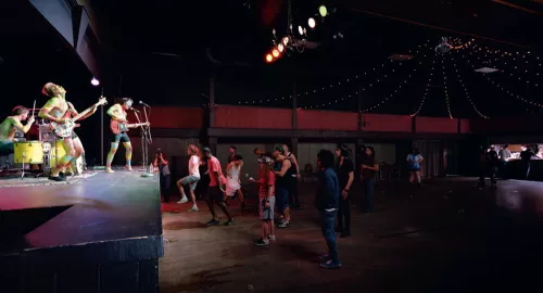 Jeff Wall, Band and crowd, 2011