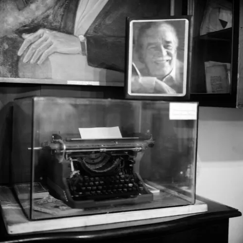 Aracataca:Nel "Museo romantico" di Barranquilla la macchina da scrivere prestata a Gabo dall’amico critico e giornalista Alfonso Fuenmayor del Gruppo di Barranquilla di cui Gabo faceva parte insieme agli scrittori Álvaro Cepeda Samudio, José Félix Fuenmayor, Ramón Vinyes, il giornalista e critico Germán Vargas Cantillo e il pittore Alejandro Obregón. Con questa macchina Gabo scrisse il racconto breve “La tercera resignación”, nel 1947, il primo a essere pubblicato, sulle pagine di El Espectador.