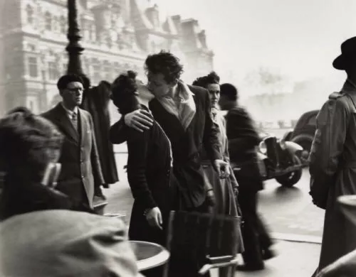 Le Baiser de l'Hotel de Ville di Robert Doisneau